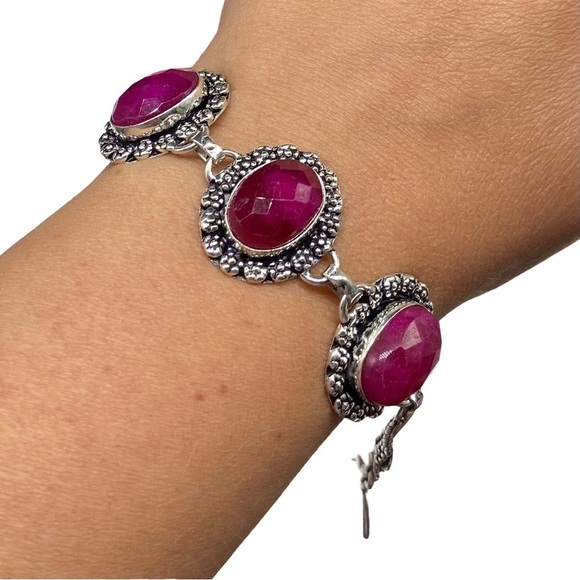Elegant Silver and Pink Gemstone Bracelet - Picture 2 of 4